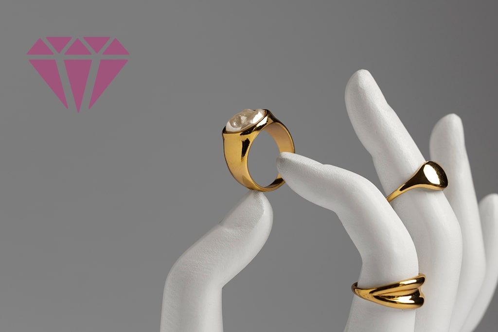 Πώς να φροντίσω ασημένια και επιχρυσωμένα ατσάλινα κοσμήματα Πώς να φροντίσω ασημένια και επιχρυσωμένα ατσάλινα κοσμήματα