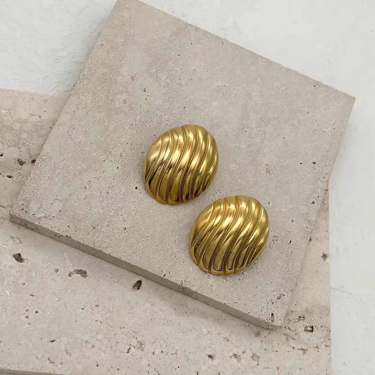 Χρυσά καρφωτά σκουλαρίκια από ανοξείδωτο ατσάλι - Image 2 Χρυσά καρφωτά σκουλαρίκια από ανοξείδωτο ατσάλι - Image 2