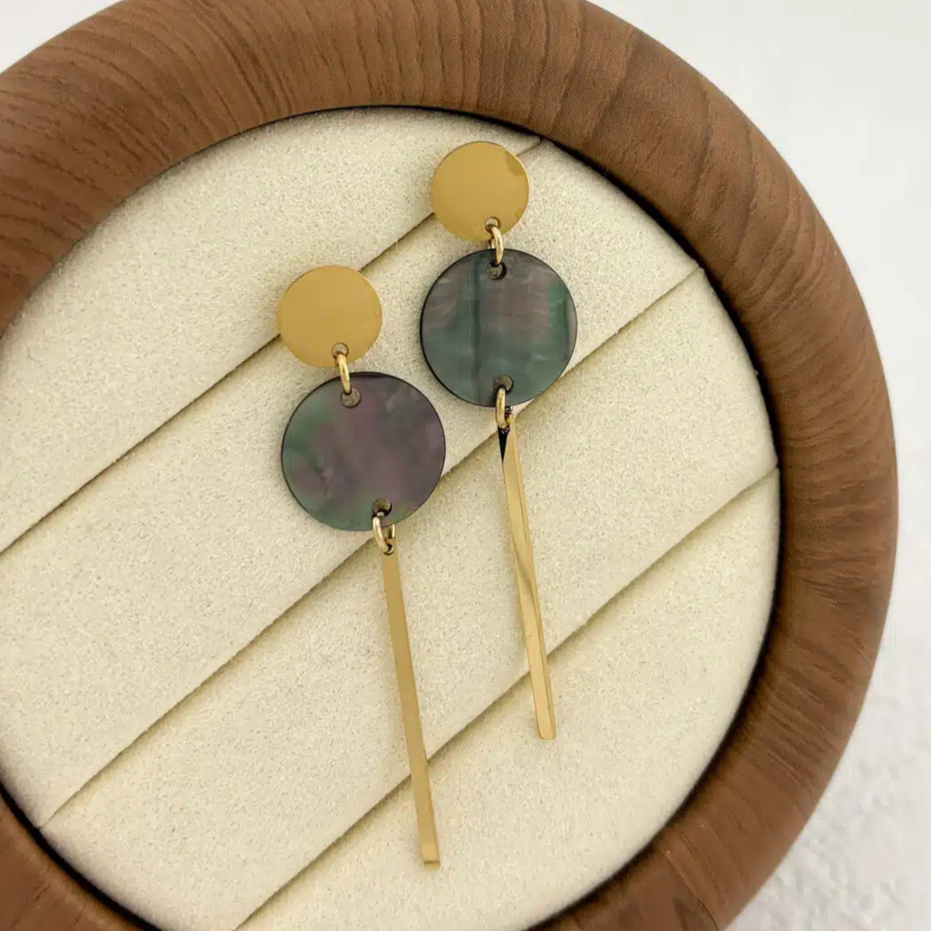 Χρυσά κρεμαστά σκουλαρίκια από ανοξείδωτο ατσάλι με μαύρη όψη mother of pearl - Image 2 Χρυσά κρεμαστά σκουλαρίκια από ανοξείδωτο ατσάλι με μαύρη όψη mother of pearl - Image 2