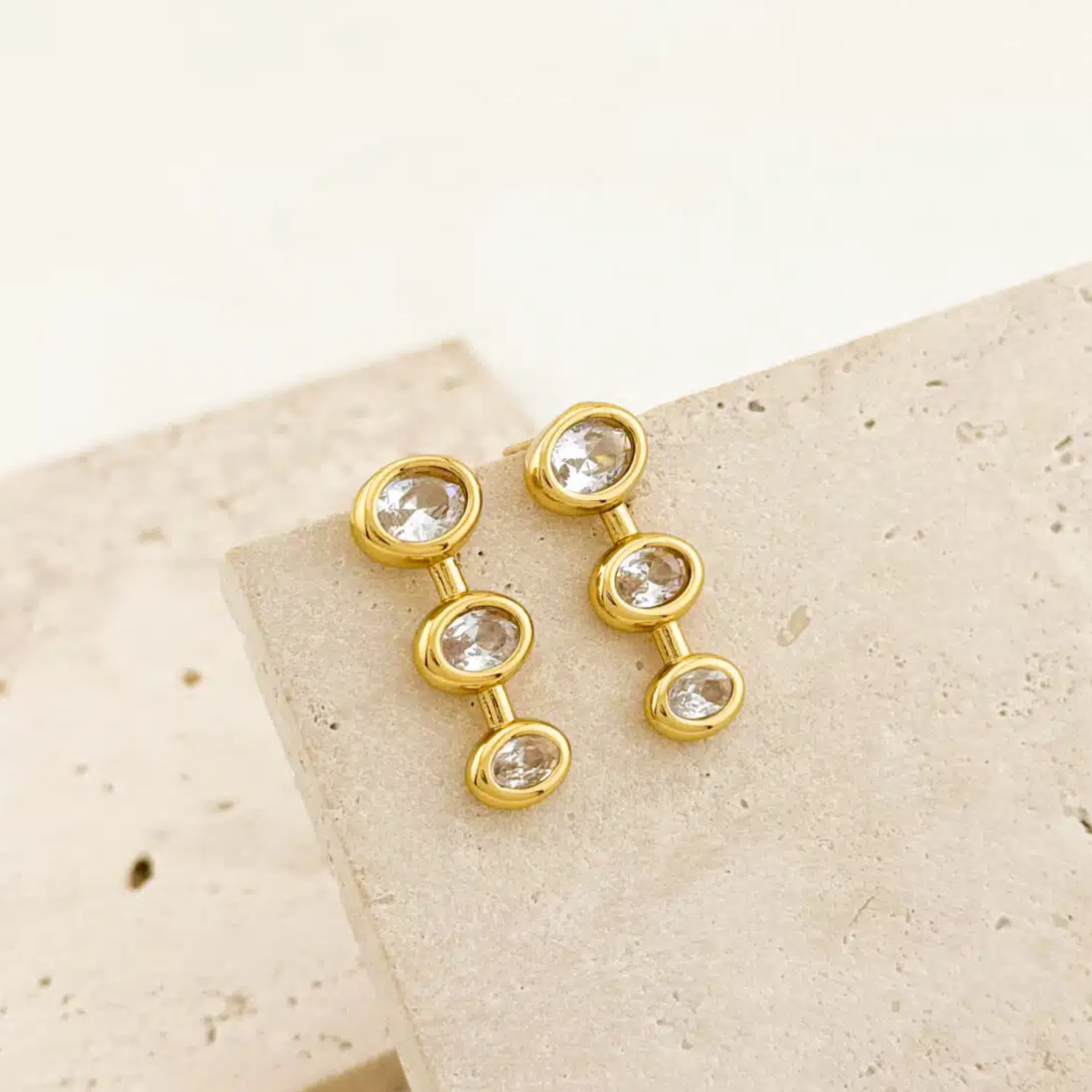 Χρυσά κρεμαστά σκουλαρίκια με τριπλές διάφανες πέτρες - Image 2 Χρυσά κρεμαστά σκουλαρίκια με τριπλές διάφανες πέτρες - Image 2