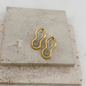 Χρυσά & ασημί κρεμαστά σκουλαρίκια με κυματιστό σχέδιο - Εικόνα 1 Χρυσά & ασημί κρεμαστά σκουλαρίκια με κυματιστό σχέδιο - Εικόνα 1