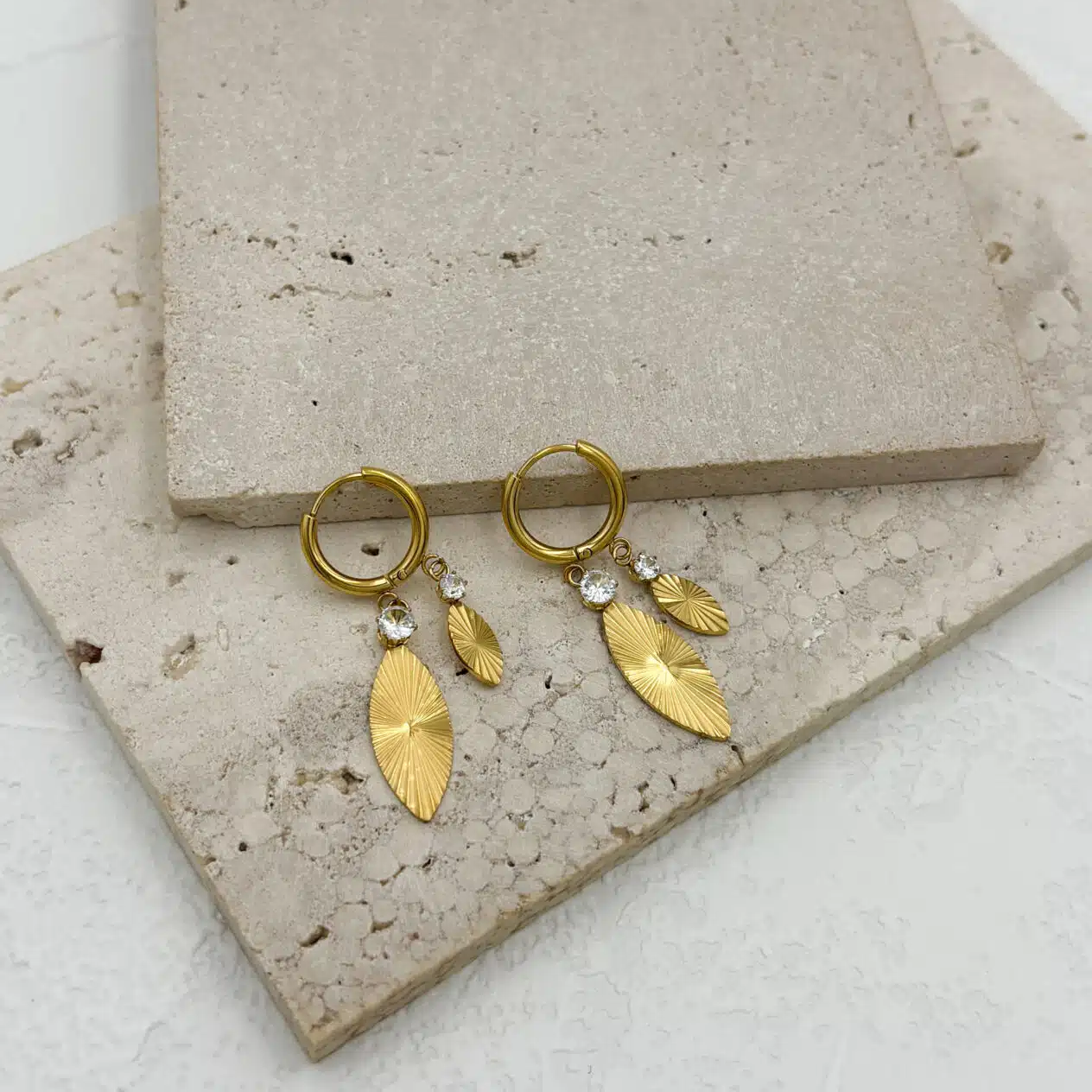 Χρυσά κρεμαστά σκουλαρίκια από ανοξείδωτο ατσάλι με φύλλα & ζιρκόν - Image 2 Χρυσά κρεμαστά σκουλαρίκια από ανοξείδωτο ατσάλι με φύλλα & ζιρκόν - Image 2