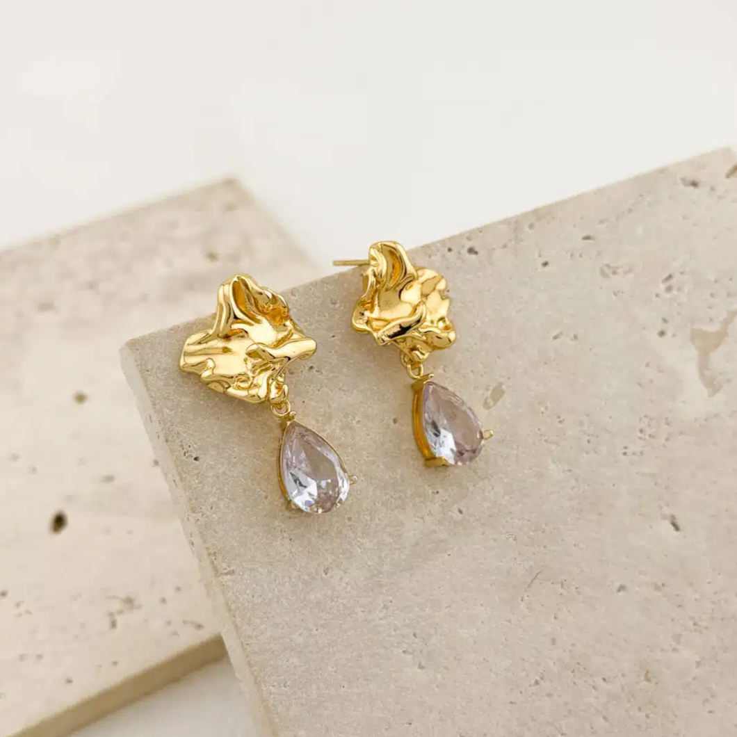 Χρυσά κρεμαστά σκουλαρίκια με ανάγλυφη βάση & δάκρυ ζιρκονίας - Image 2 Χρυσά κρεμαστά σκουλαρίκια με ανάγλυφη βάση & δάκρυ ζιρκονίας - Image 2