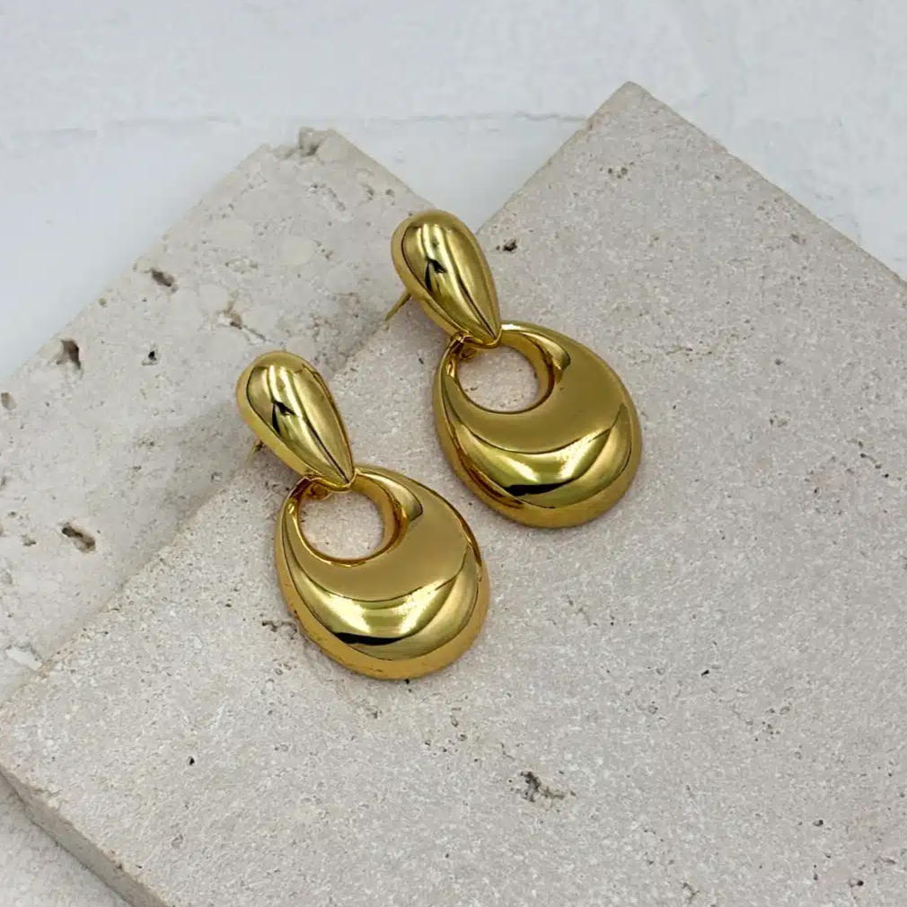 Χρυσά κρεμαστά σκουλαρίκια από ανοξείδωτο ατσάλι με σμιλεμένο σχέδιο - Image 2 Χρυσά κρεμαστά σκουλαρίκια από ανοξείδωτο ατσάλι με σμιλεμένο σχέδιο - Image 2