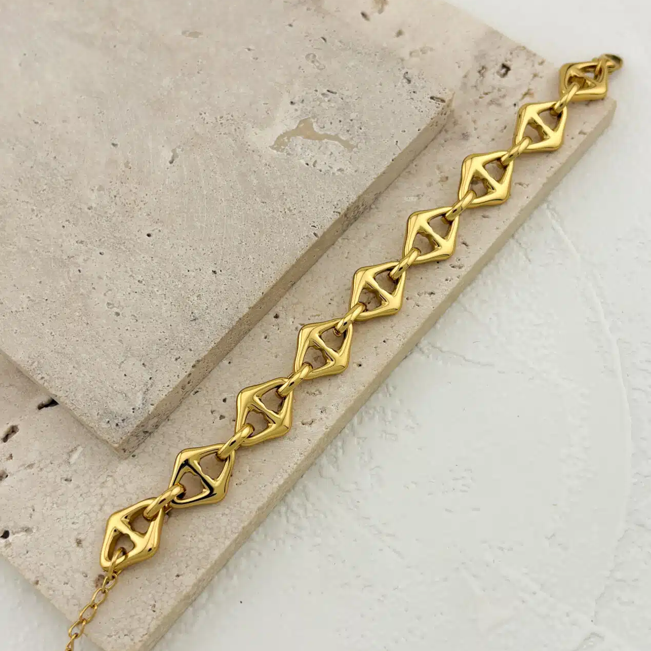 Επιχρυσωμένο γυναικείο βραχιόλι ατσάλινο με γεωμετρικούς κρίκους - Image 2 Επιχρυσωμένο γυναικείο βραχιόλι ατσάλινο με γεωμετρικούς κρίκους - Image 2